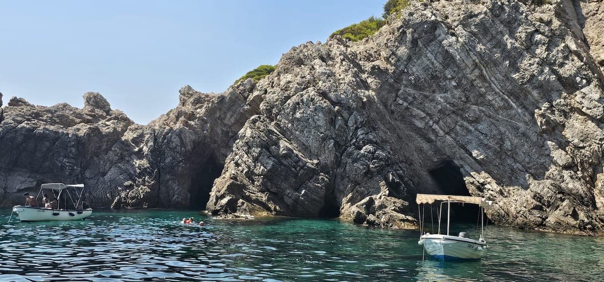 Caves tour boat trip