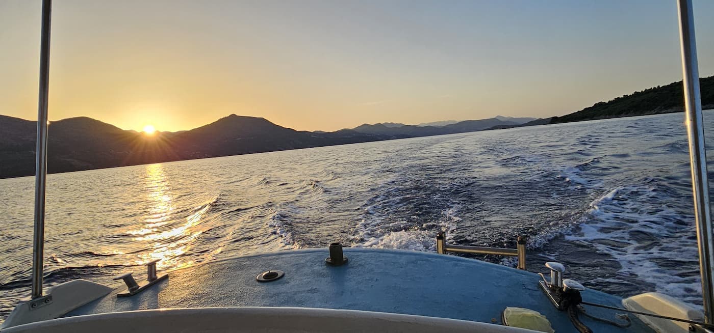 Relaxed island cruise
