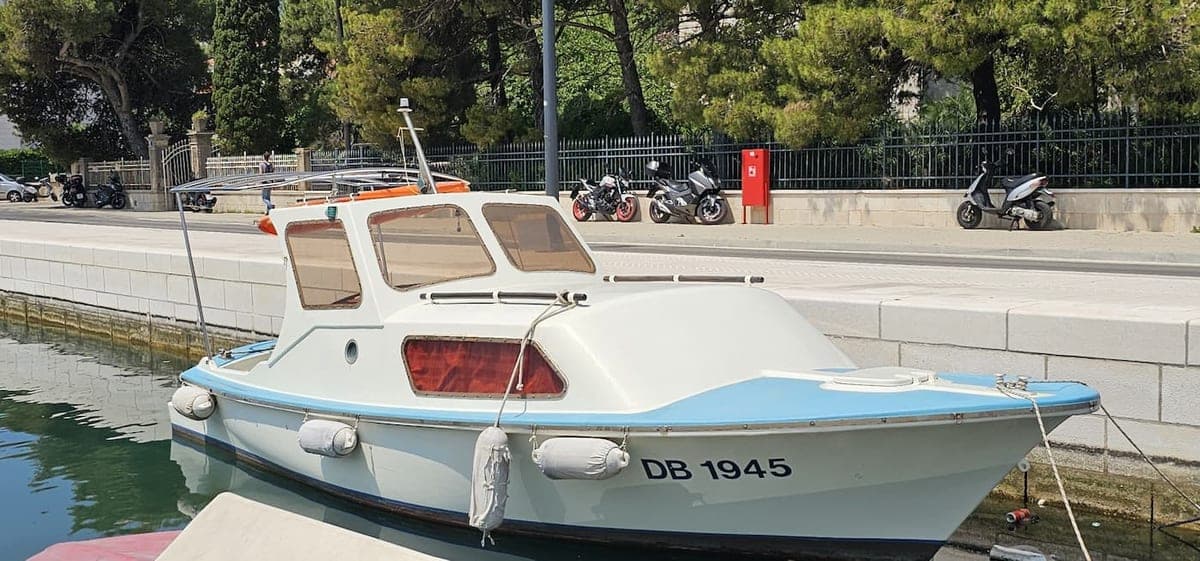 Island loop boat tour